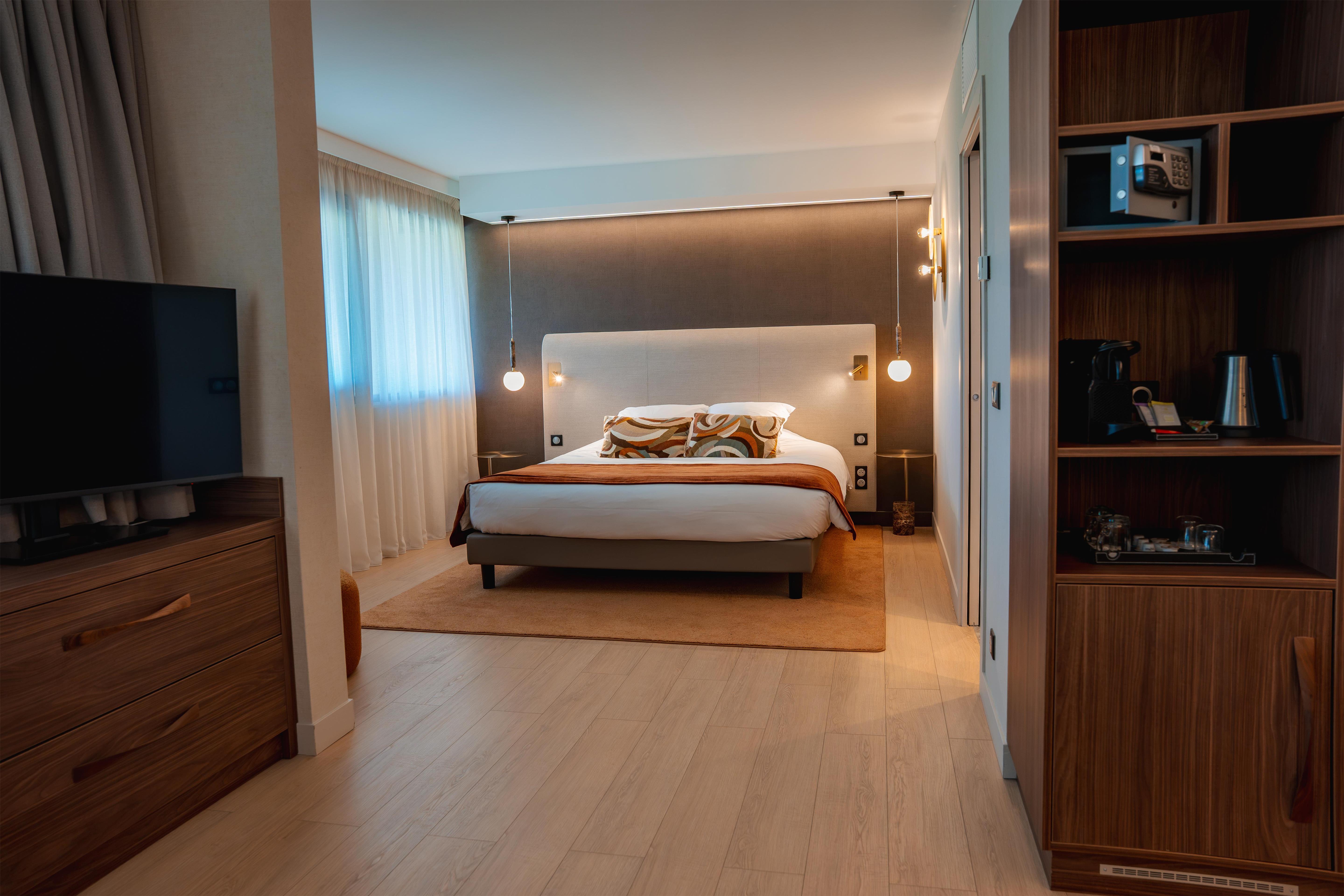 Junior Suite, King Bed, Street Side View, Sofa, Large