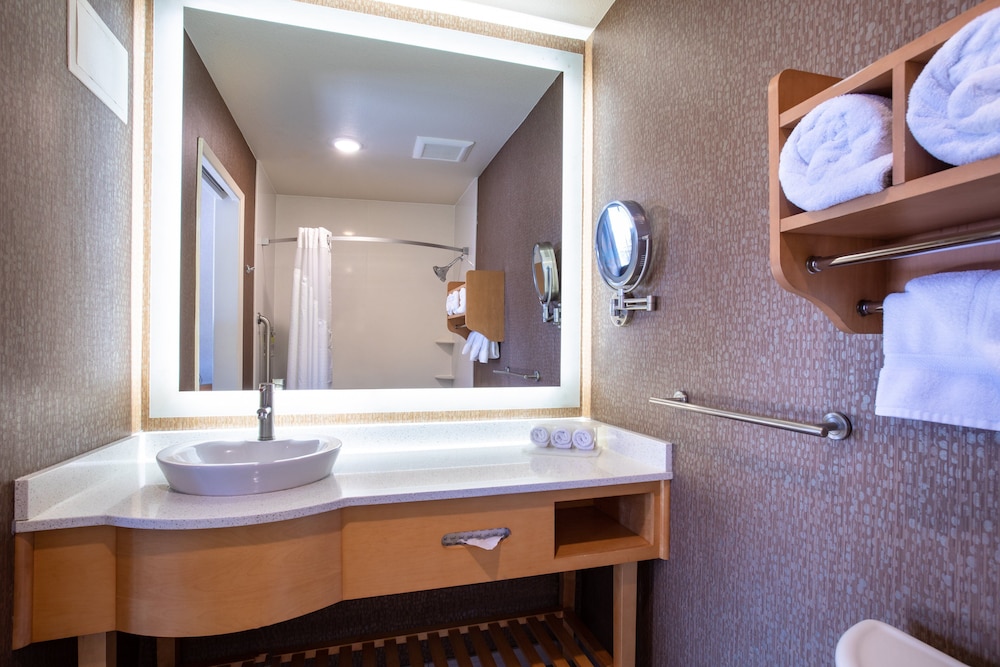 Holiday Inn Express Monterey Cannery Row 12/66