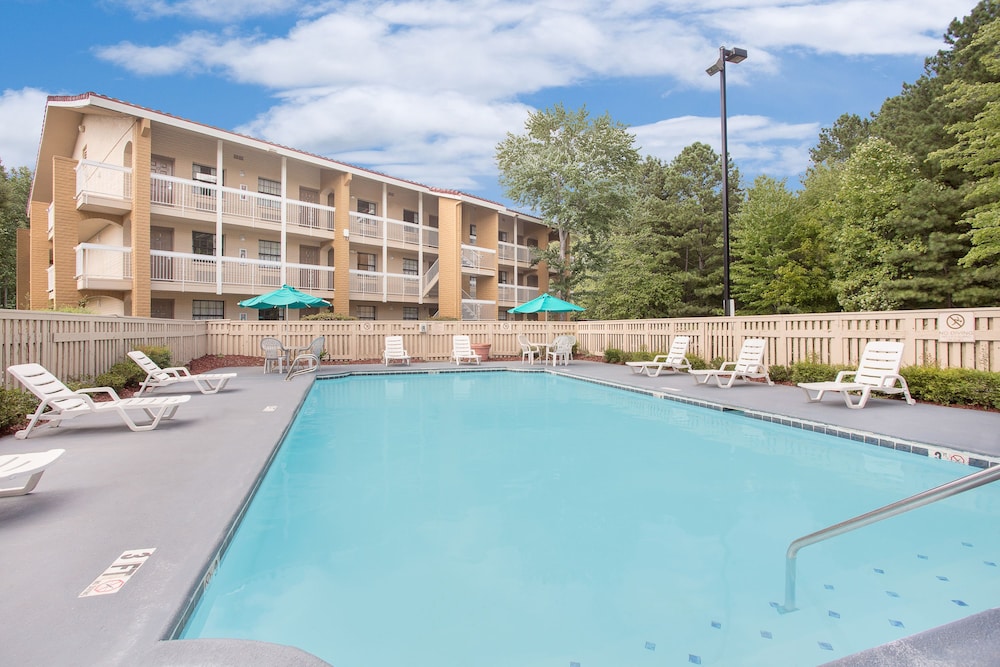 Super 8 By Wyndham Austell/Six Flags 3/12