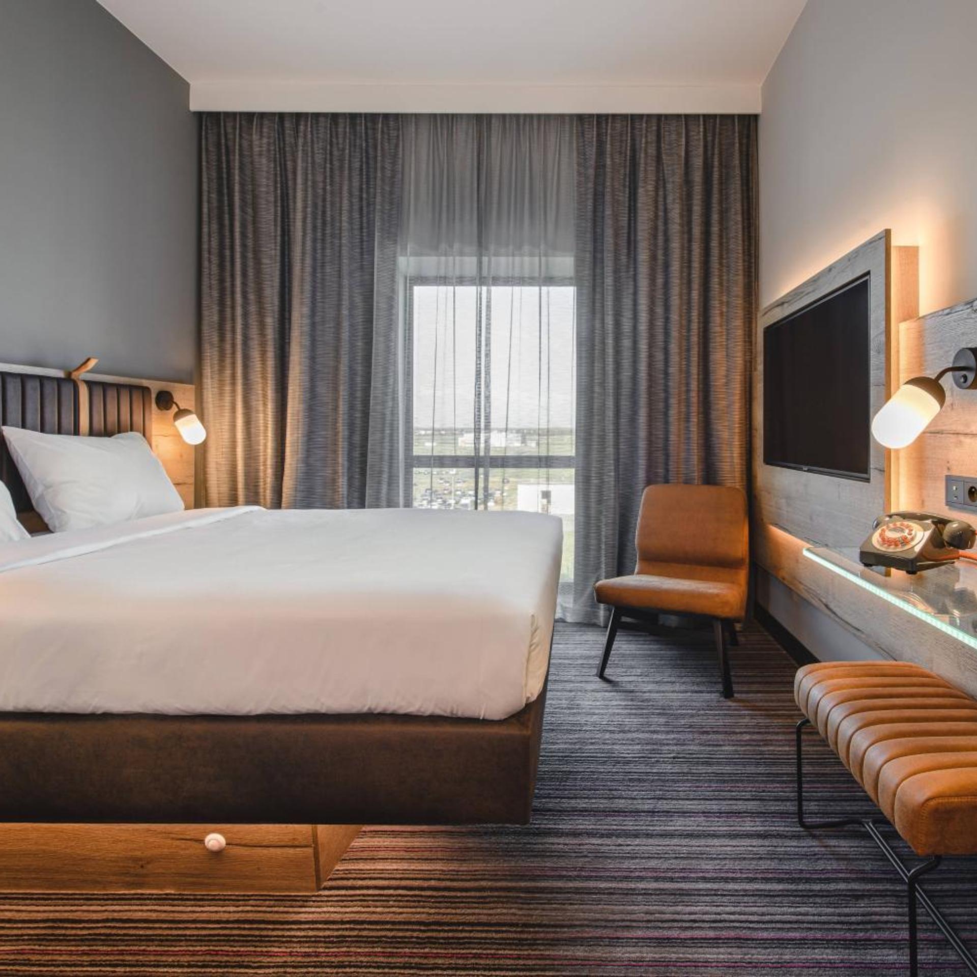 Moxy Sleeper, Guest Room, King Bed