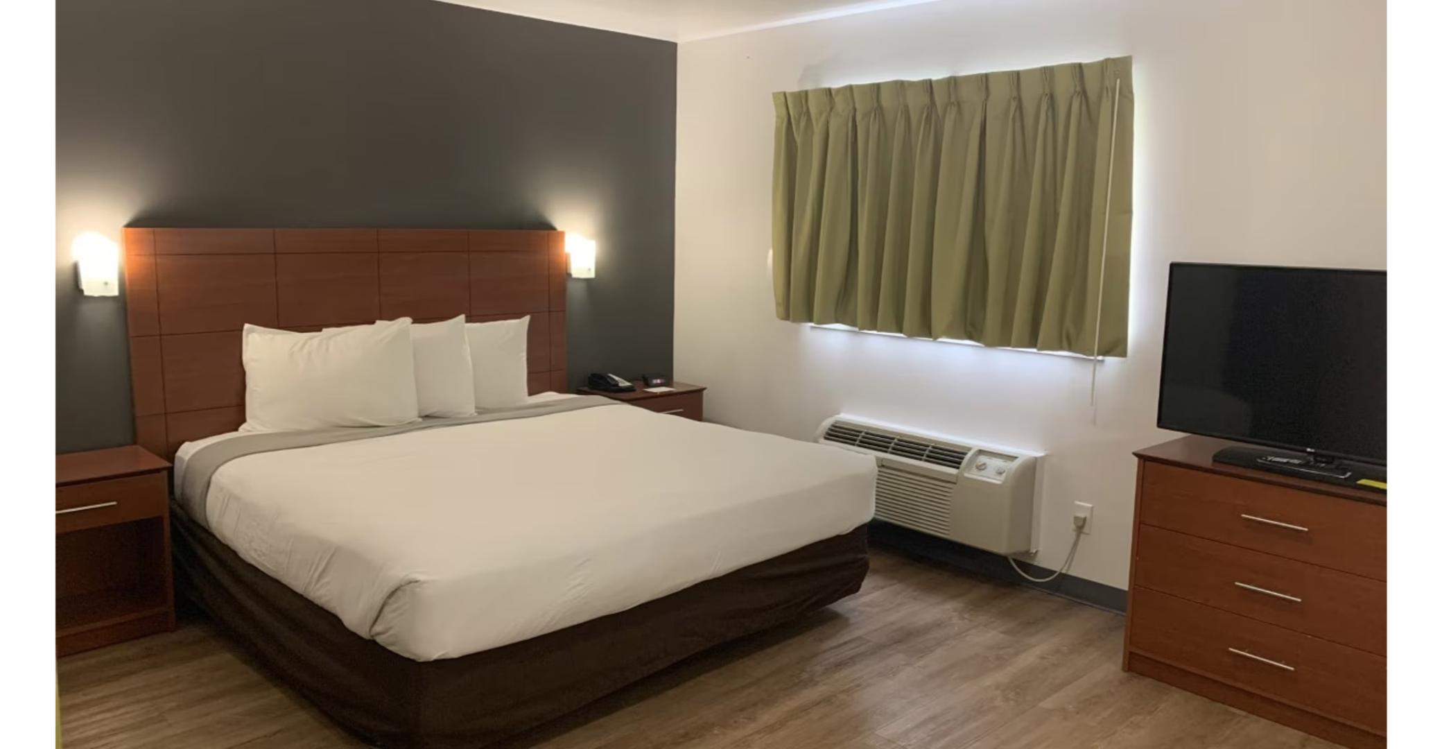 1 Queen Bed - ADA/RI Shower/Smoking/Kitchen