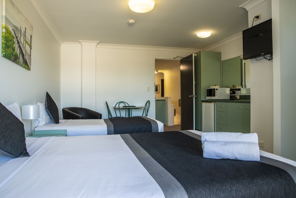 CHERMSIDE COURT MOTEL 7/25