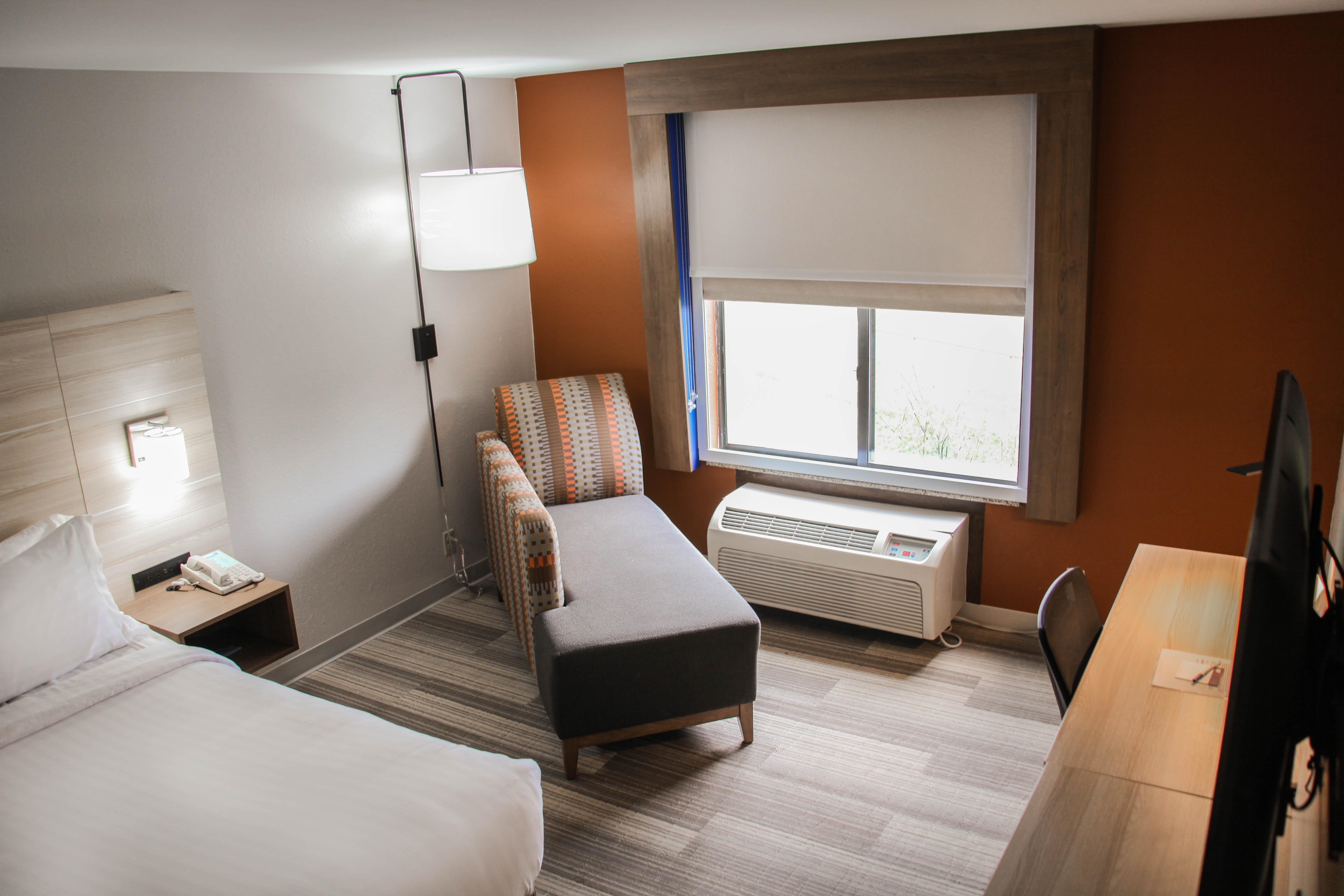 جناح بسرير كينج مع أريكة لذوي الإعاقة، Holiday Inn Express Hotel Suites Athens 2/2