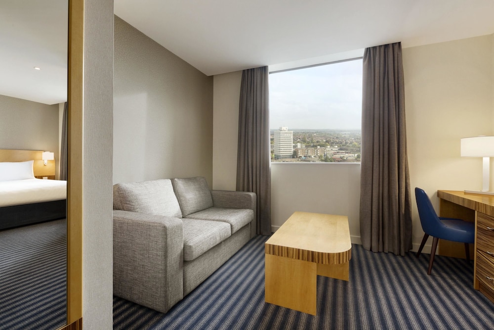 Ramada Hotel & Suites by Wyndham Coventry 18/38