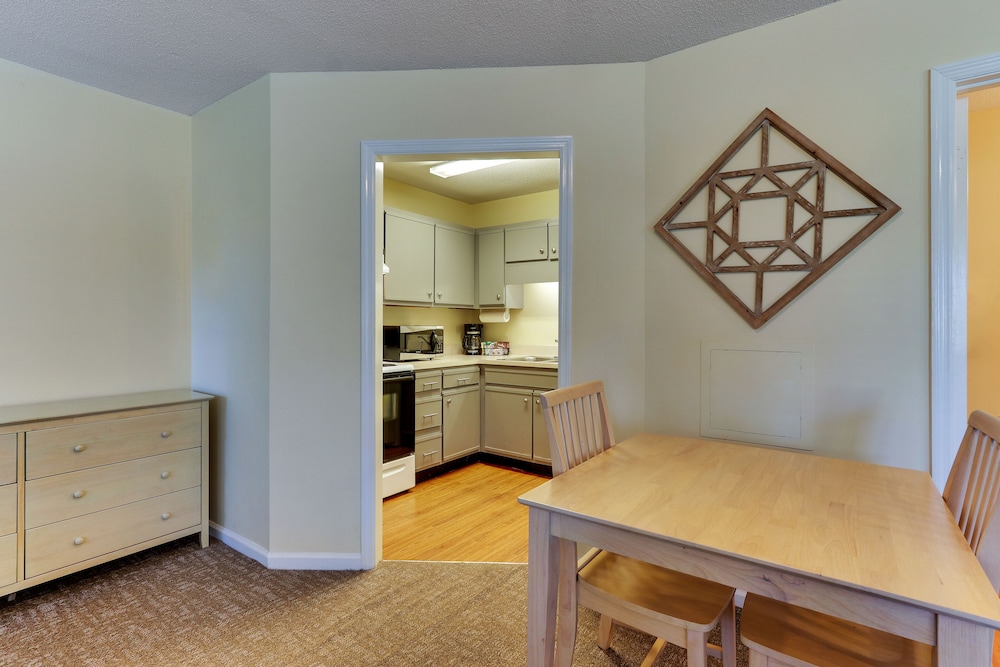 Mariners Suites 8/40