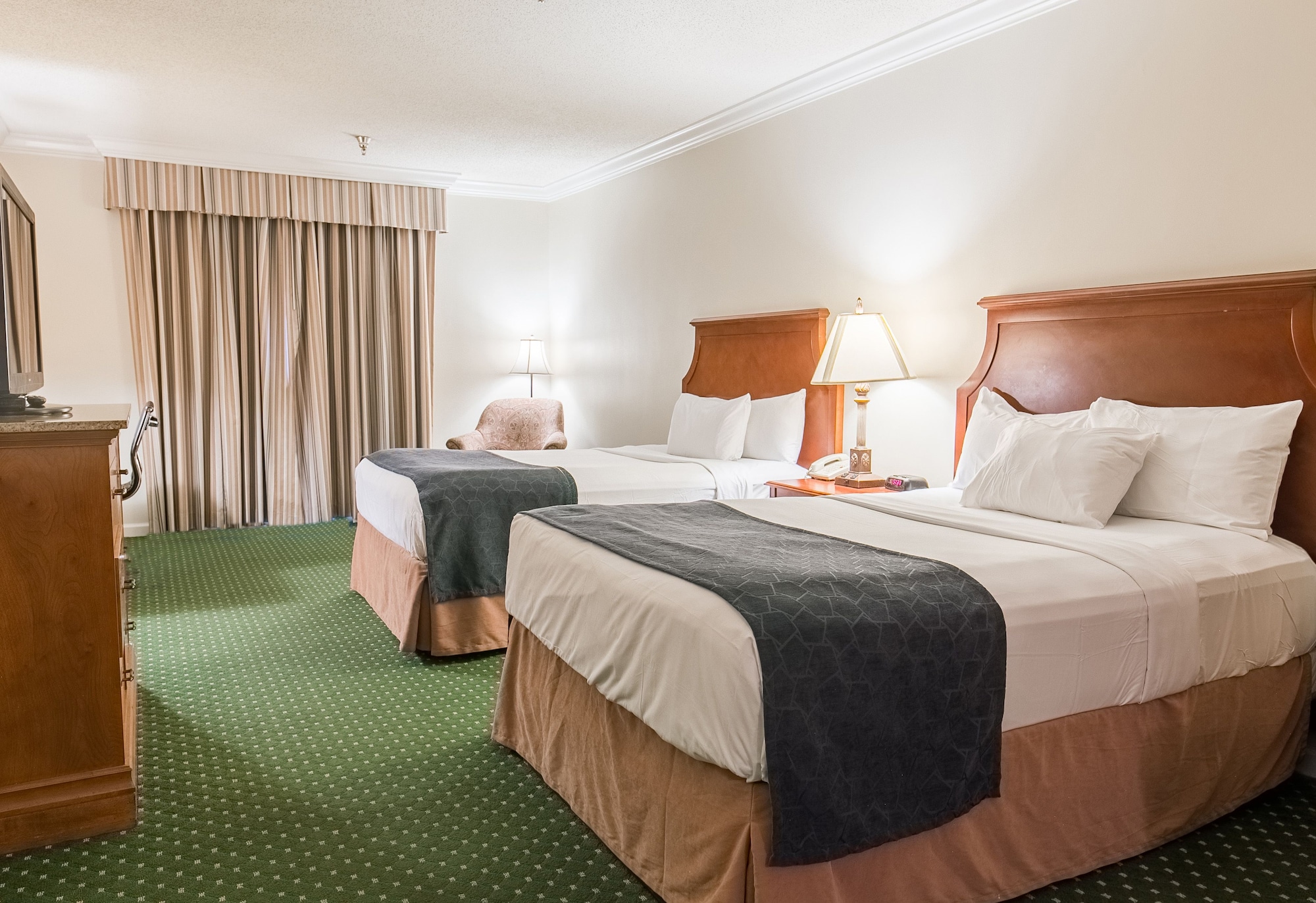 DELUXE, 2 DOUBLE BEDS, CITY OR COURTYARD VIEW