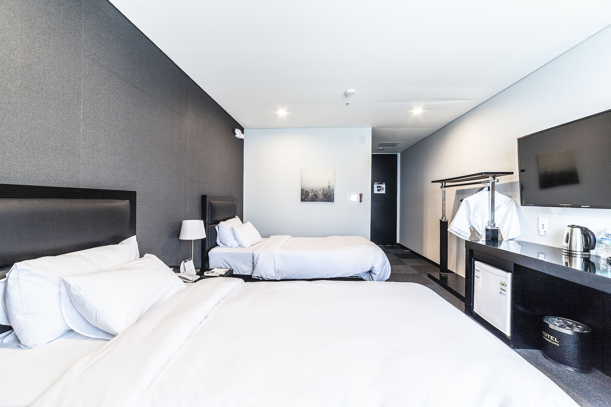 ROOM, TWIN BEDS