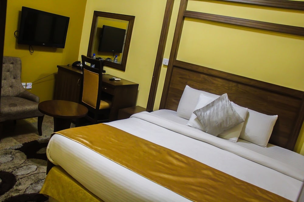 Banex Hotel And Suites 11/50