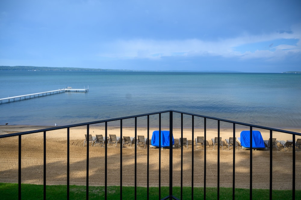 Pointes North Beachfront Hotel 45/72