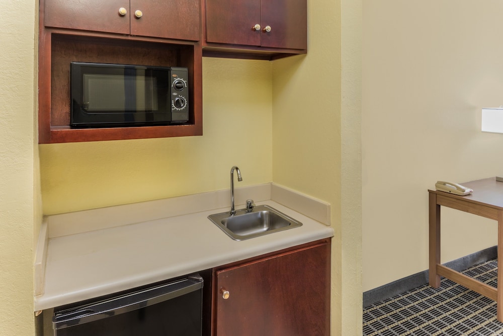 Days Inn Suites By Wyndham Union City 17/30