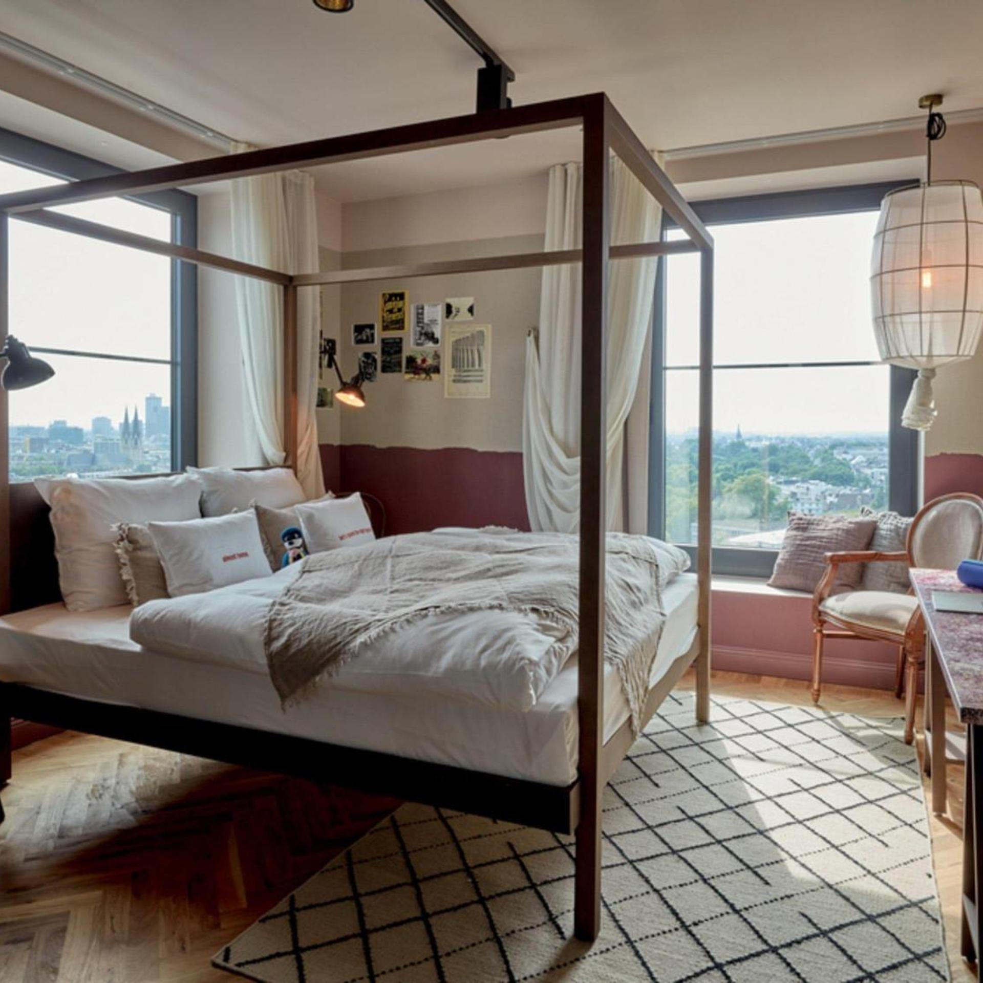 Sky, Gigantic, King Bed