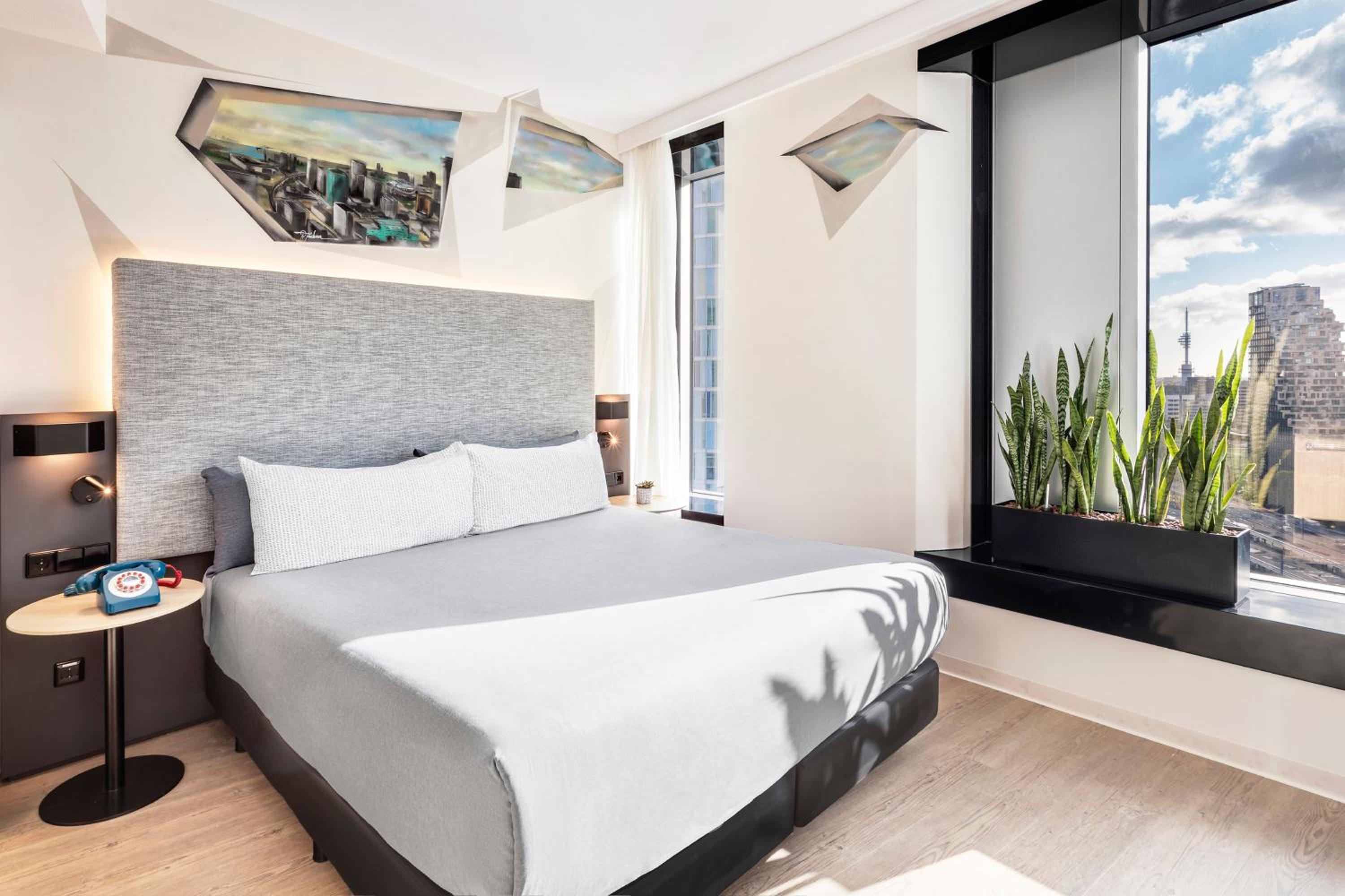 Loft, Queen Bed, Sky View