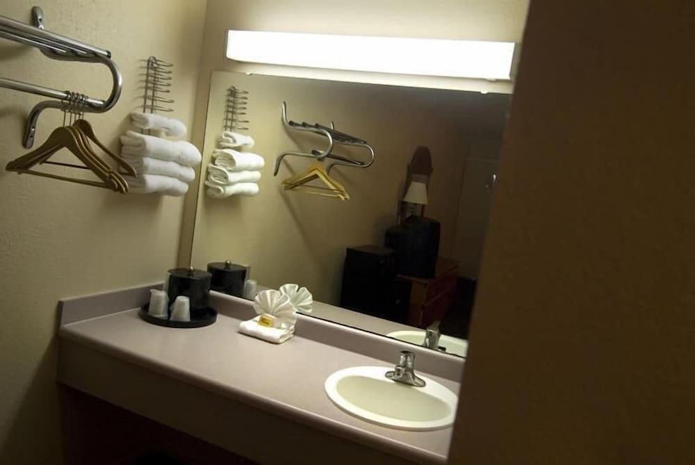 Budget Inn Sanford 8/40