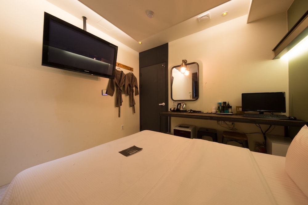 Achasan Station Wall Hotel 15/28