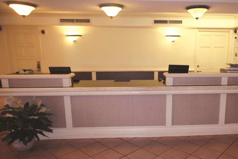 Super 8 by Wyndham Austin South / I-35 3/23