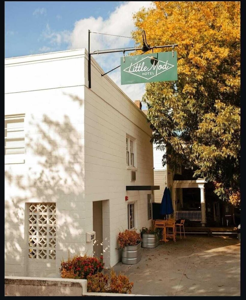 Little Mod Hotel 33/38