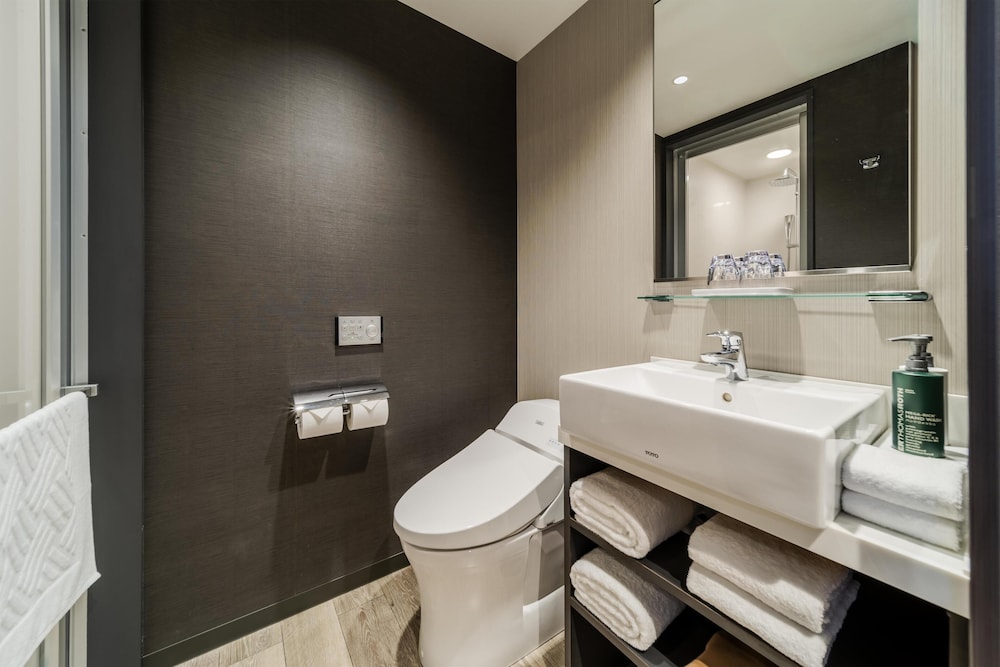 ROOM, QUEEN BED, CITY VIEW