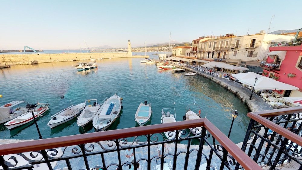 Porto Enetikos Suites 47/50