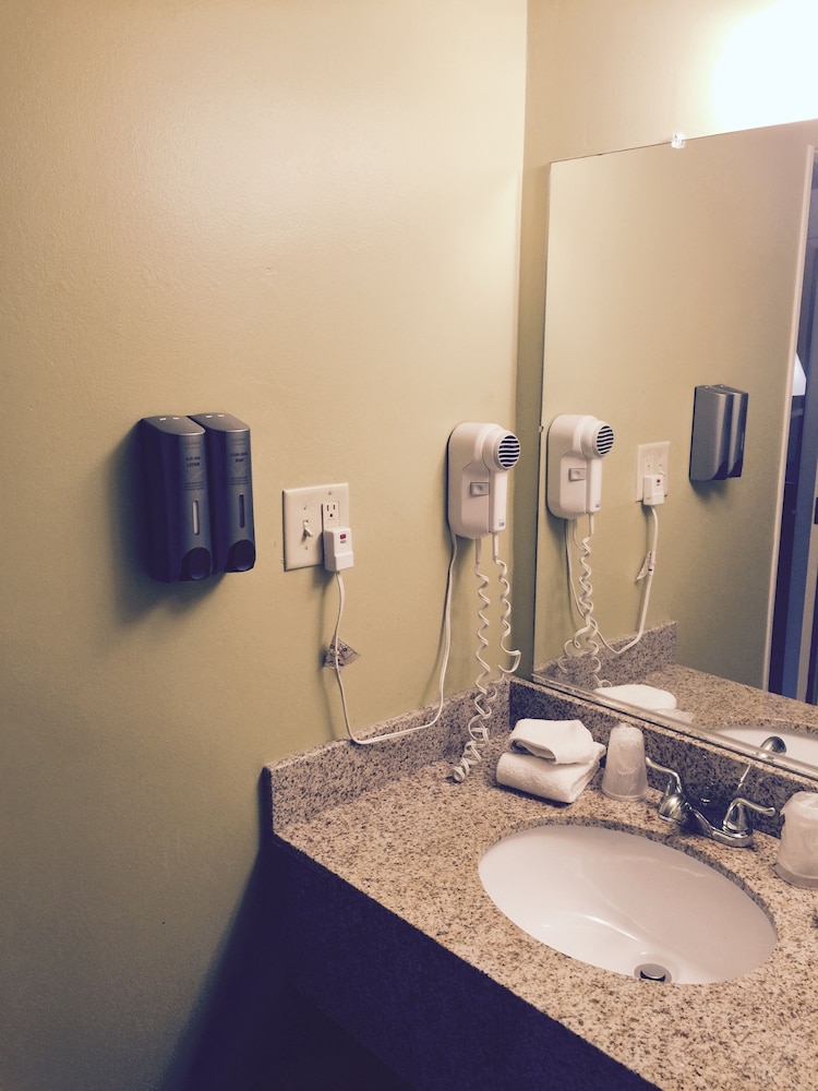 Colonial Motel And Spa 12/60