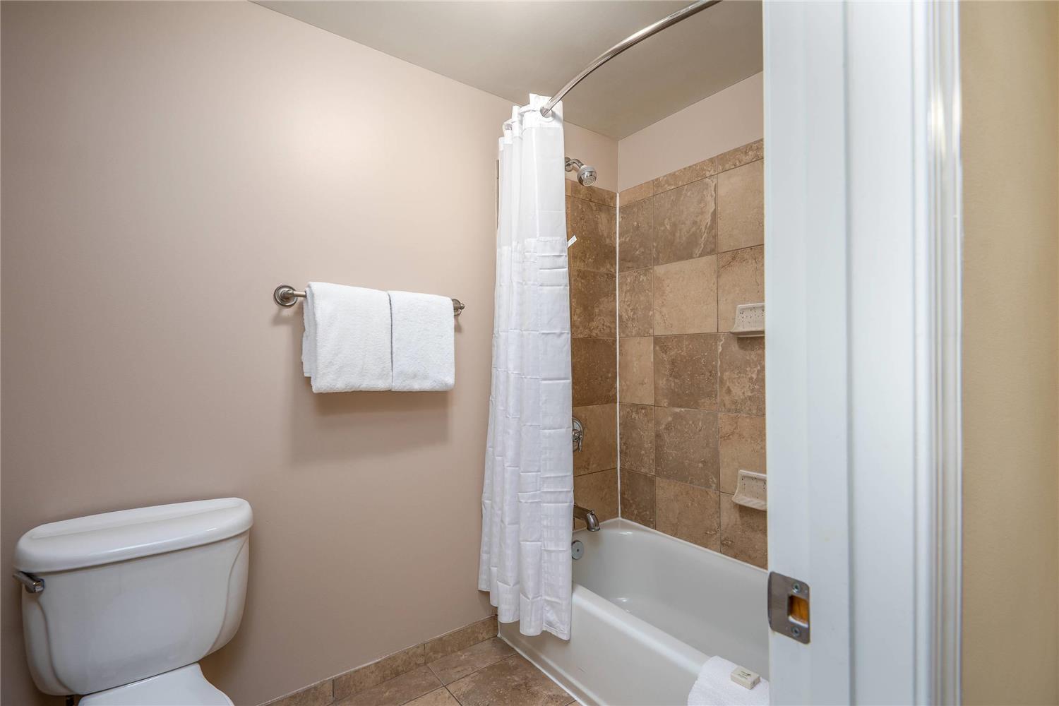 Clarion Collection Hotel Arlington Court Suites 25/28
