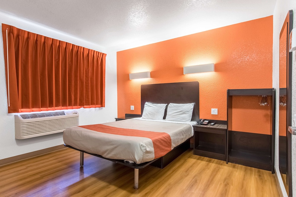 DELUXE, QUEEN BED
