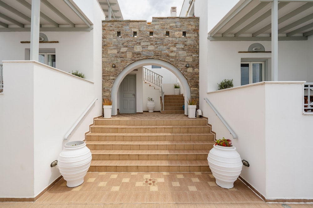 Erato Inn 18/50