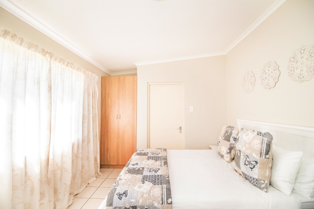 Little Rose Guesthouse & Self-Catering 20/50