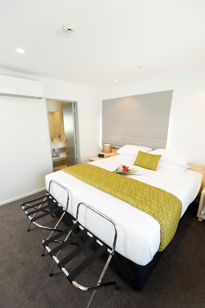 2 On Whiteleigh Motel 45/59