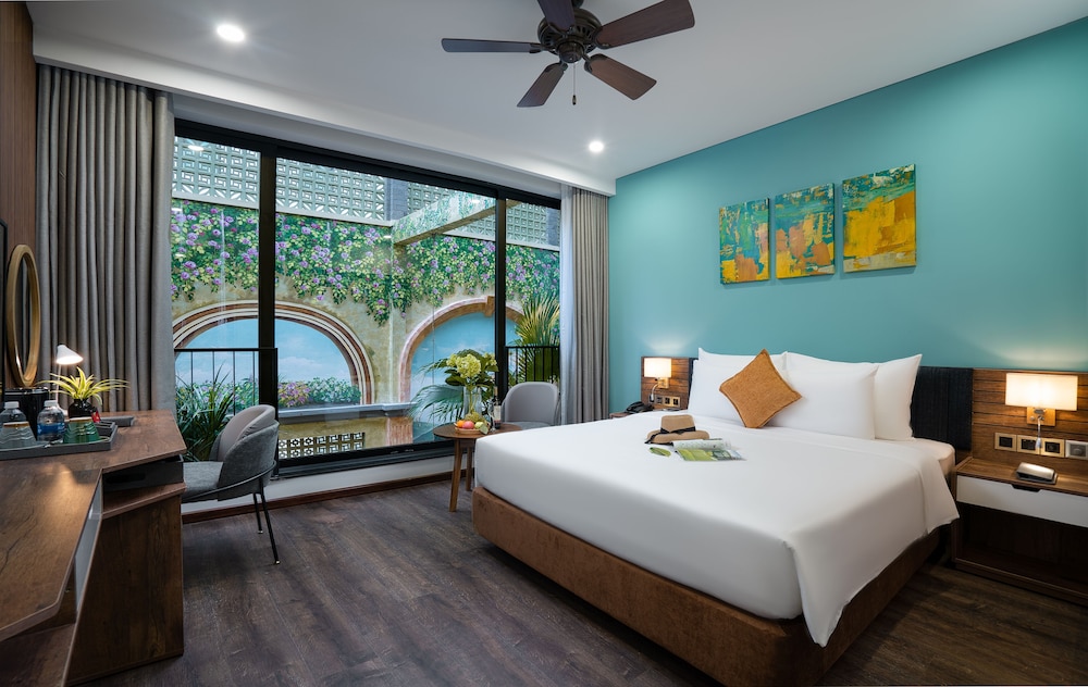 Deluxe, King Bed, Pool View
