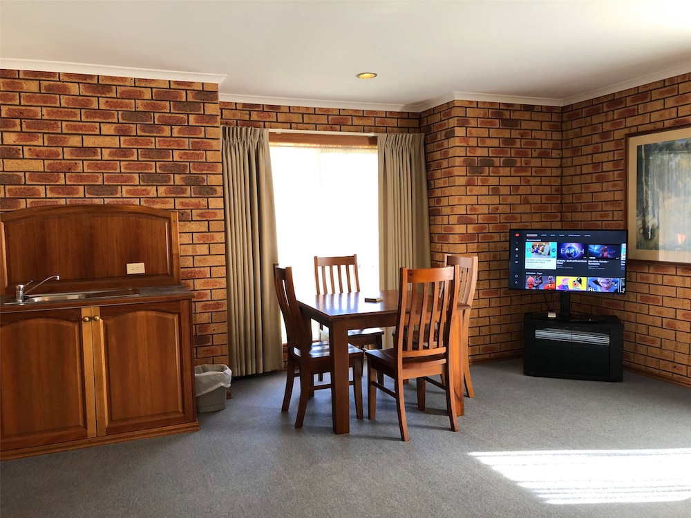 VICTORIANA MOTOR INN 33/42