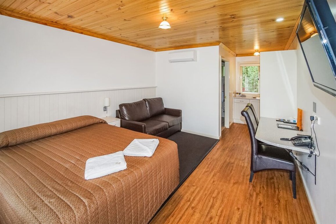 Black Gold Country Cabins & Motel 2/22