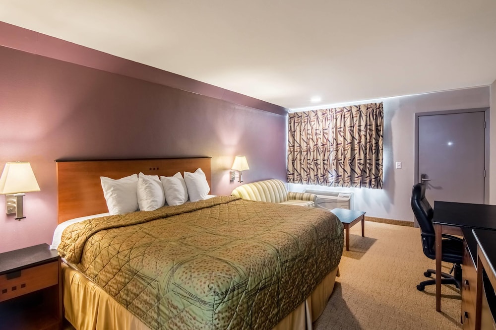 غرفة قياسية بسرير كينج، Rodeway Inn Arlington Entertainment District Area 7/10