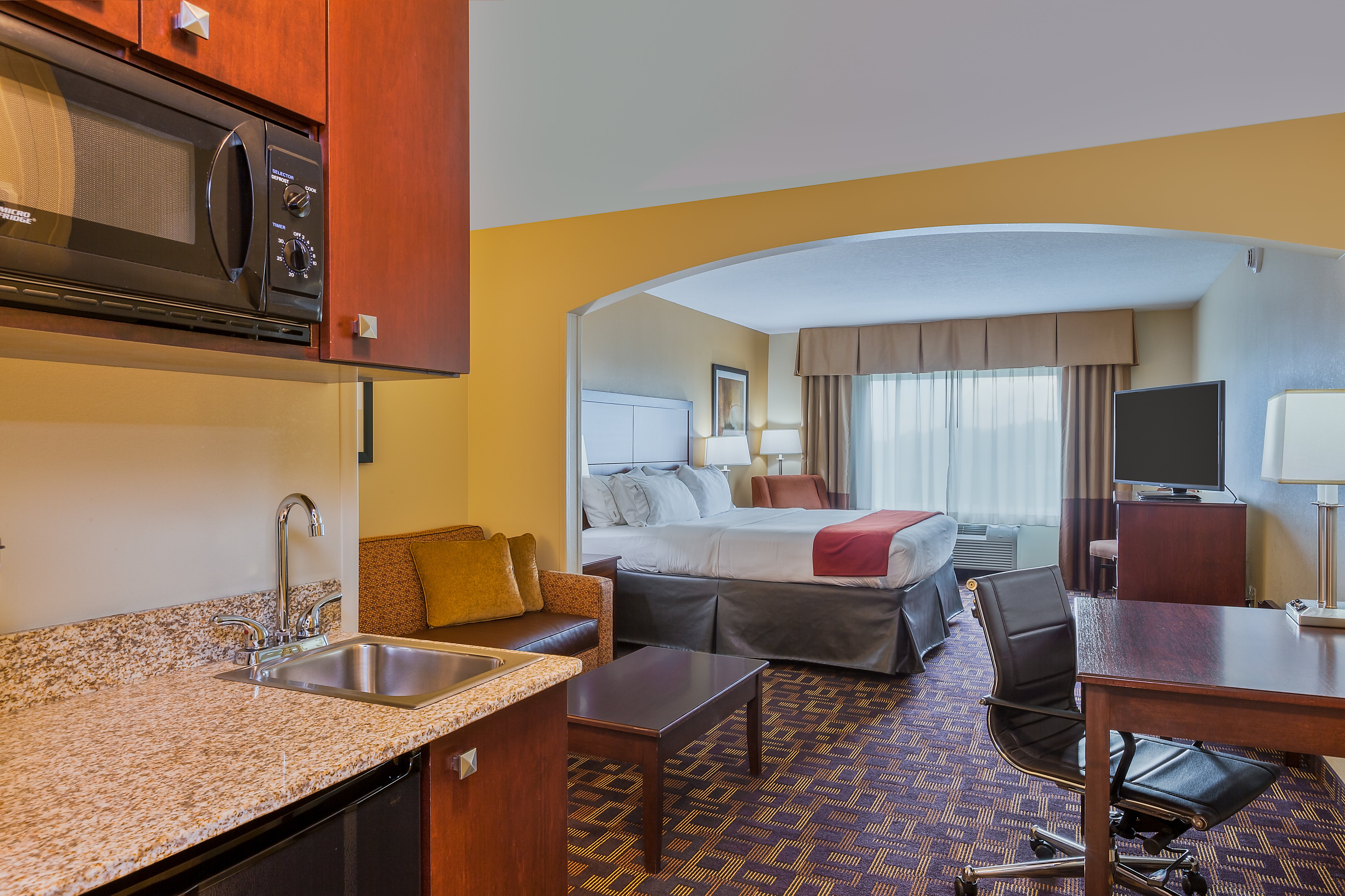 Holiday Inn Express Hotel and Suites Salina 61/62