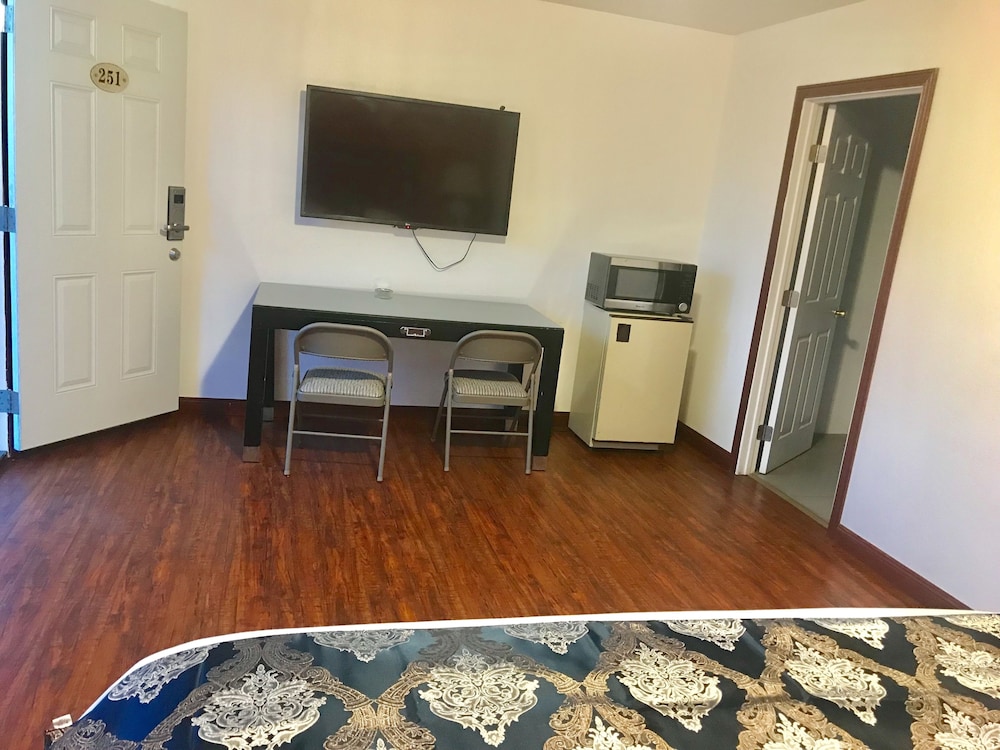 Norwalk inn & suites 25/39