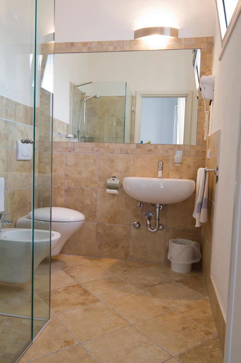 غرفة كومفورت بسرير مزدوج أو سريرين منفصلين بشرفة، Vienna Hotel 4/4