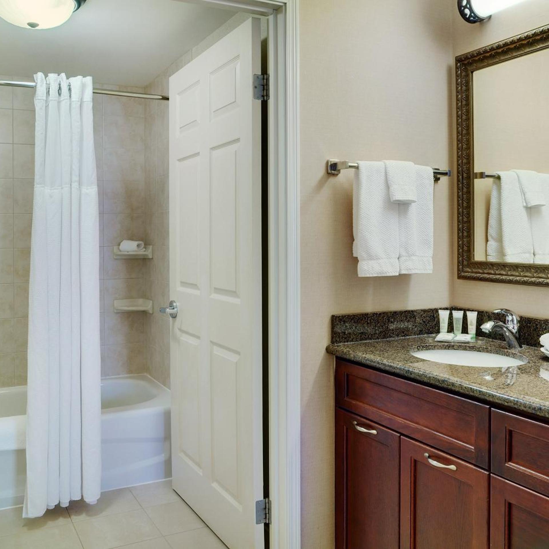 جناح بسرير كوين بغرفة نوم واحدة لذوي الإعاقة، Staybridge Suites Oakville Burlington 2/2