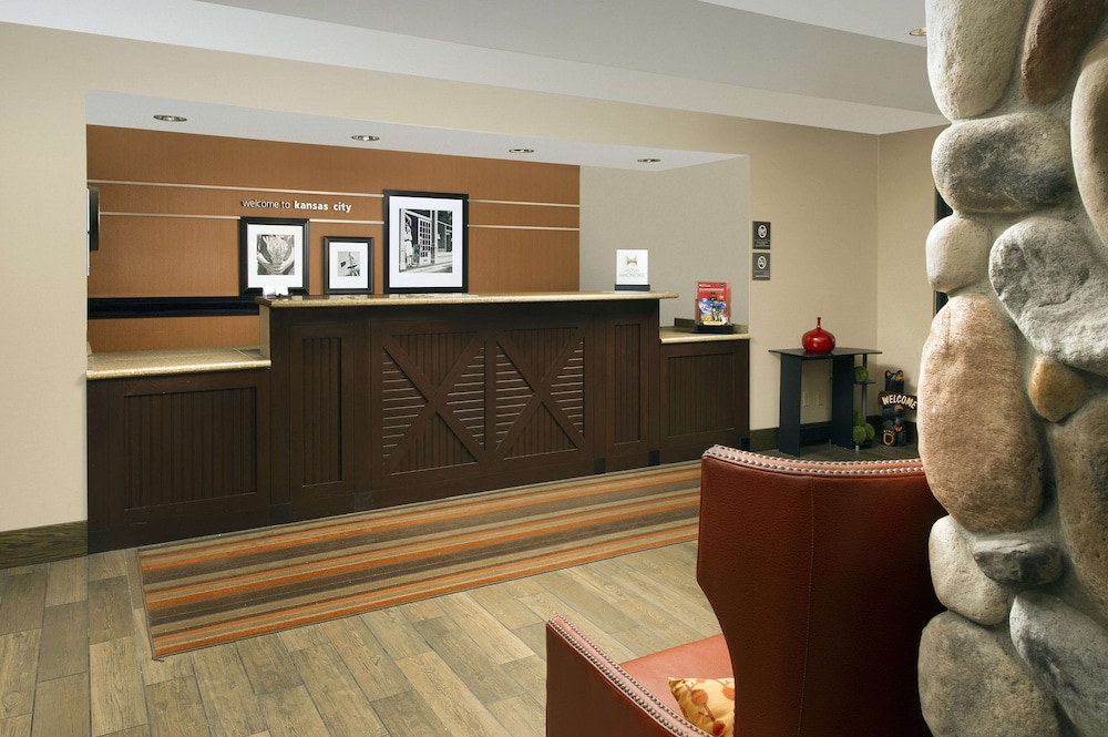 Hampton Inn Kansas City The Legends 7/36