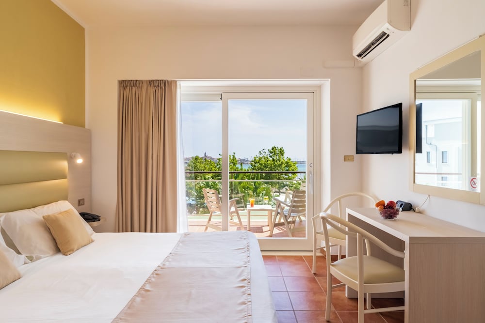 ROOM, TRIPLE, POOL OR SEA VIEW