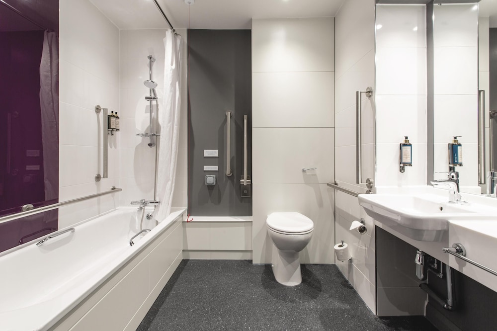 Premier Inn Bedford Priory Marina 33/38