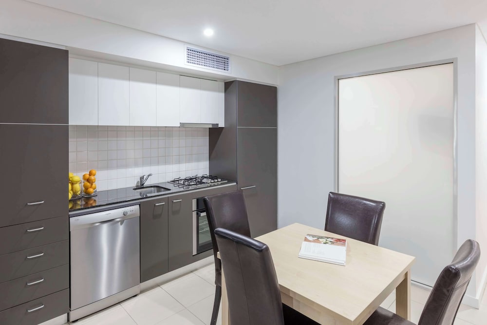 Oaks Embassy Adelaide Suites 57/64