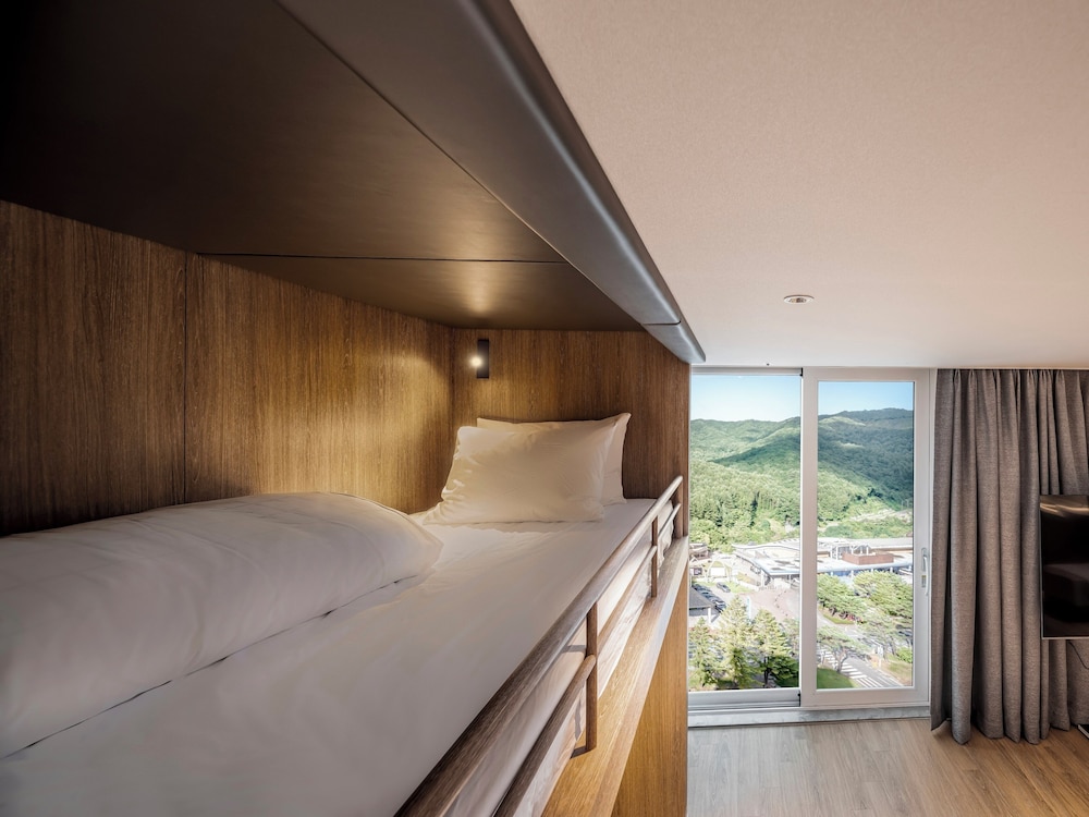 Bunker, Sky, Suite, 2 Double and Twin Beds