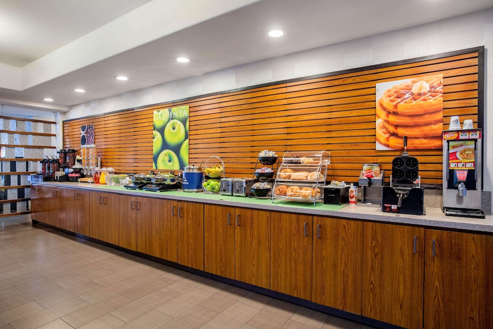 Fairfield Inn & Suites By Marriott Fresno River Park 41/54