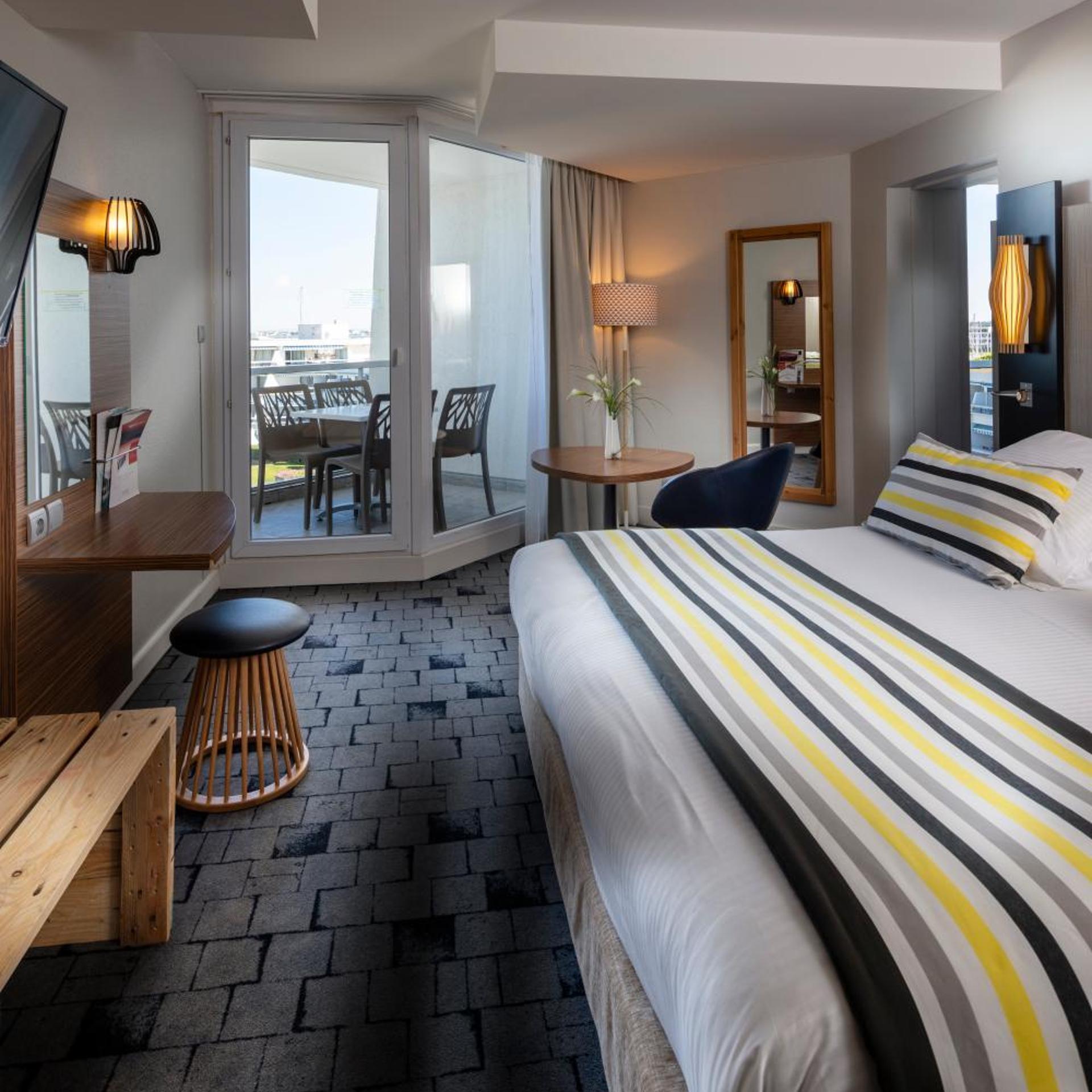 Room, Double Bed, Pool or Harbor View