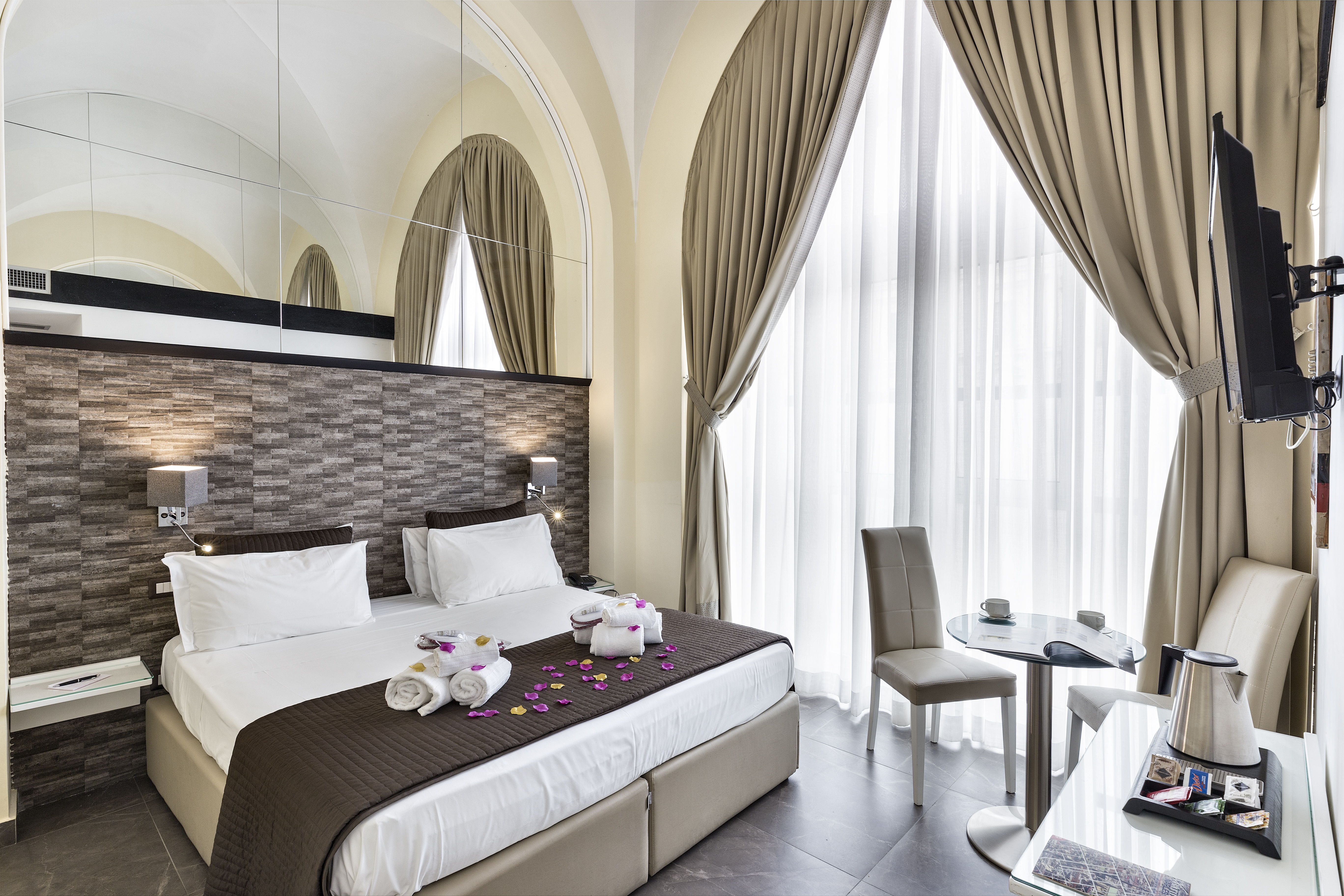 DELUXE, DOUBLE BED