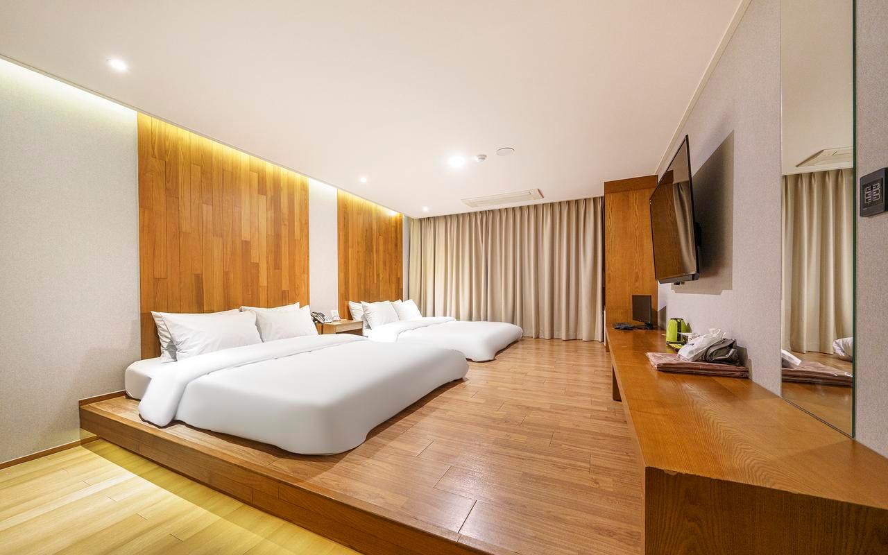 DELUXE, TWIN BEDS