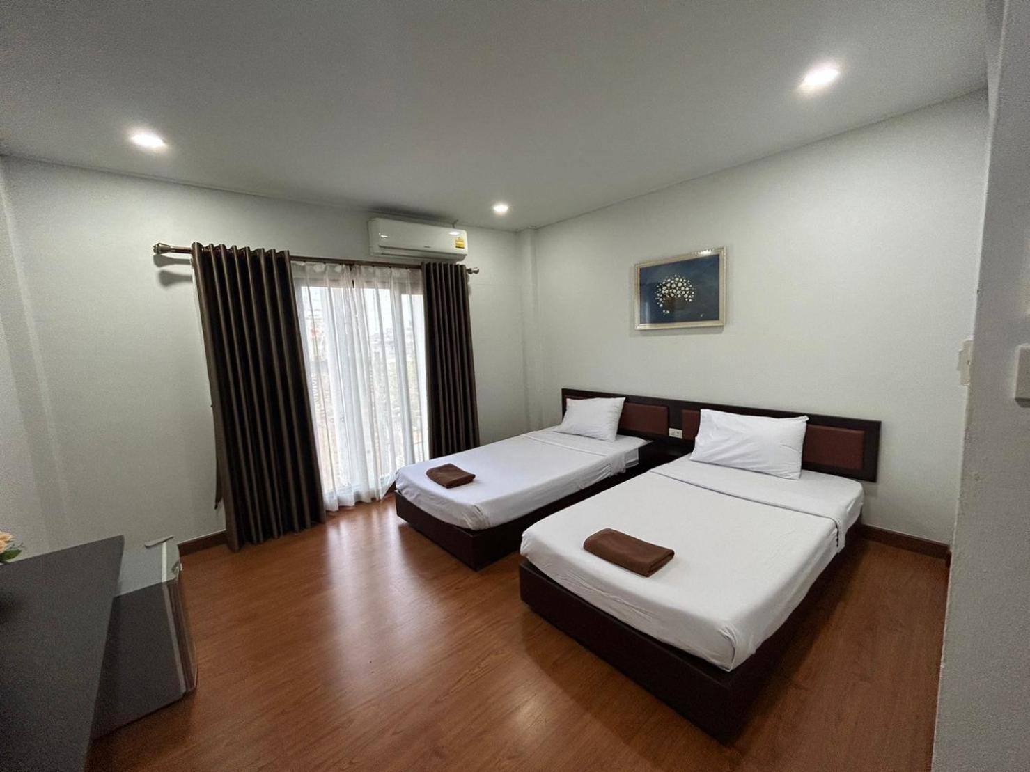 DELUXE, TWIN BEDS