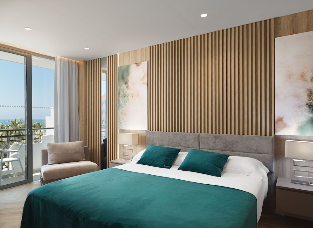 Deluxe, Studio, Suite, Queen Bed, Sea View