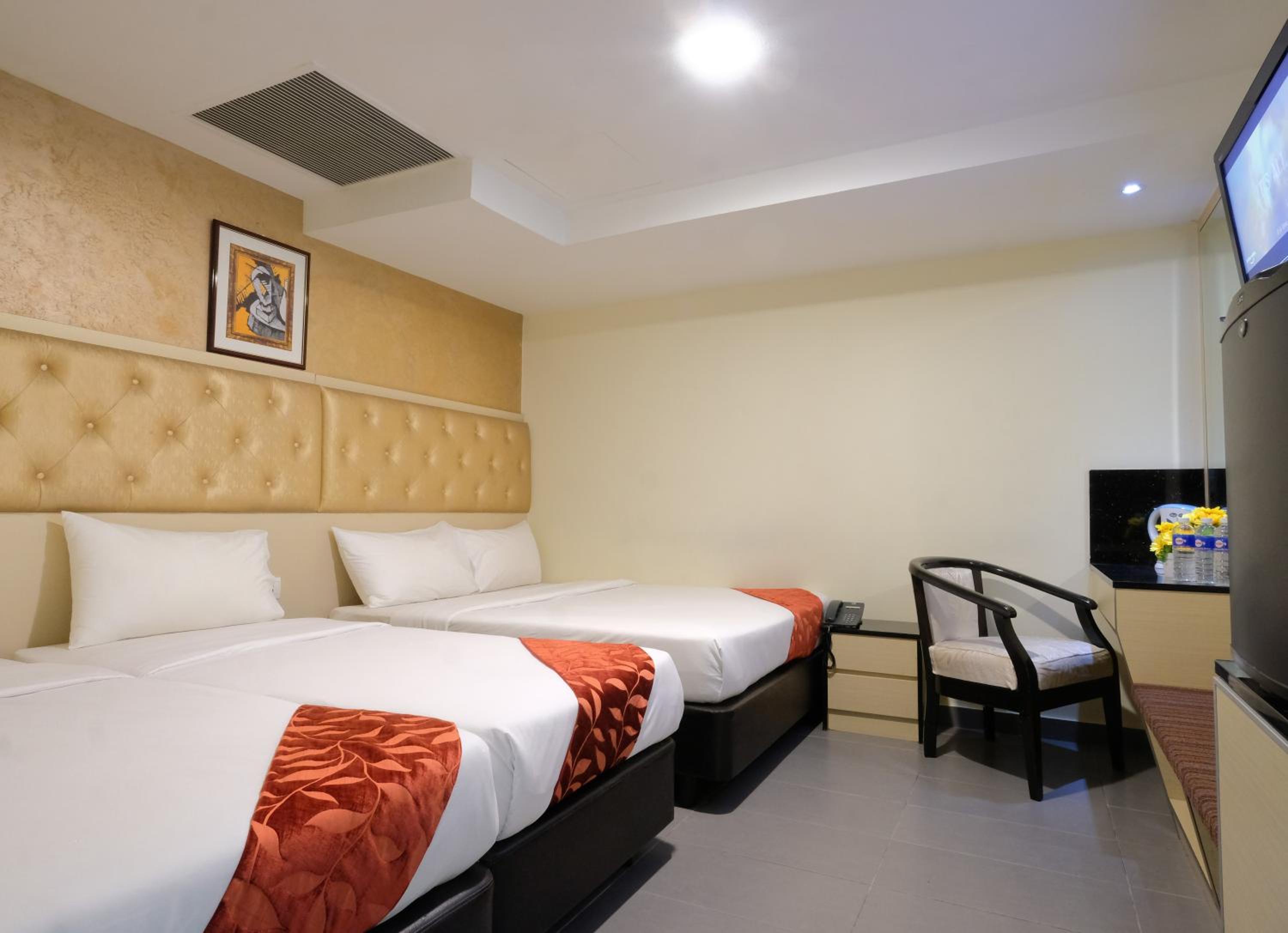 Family Suite, Double and Twin Beds, No Window