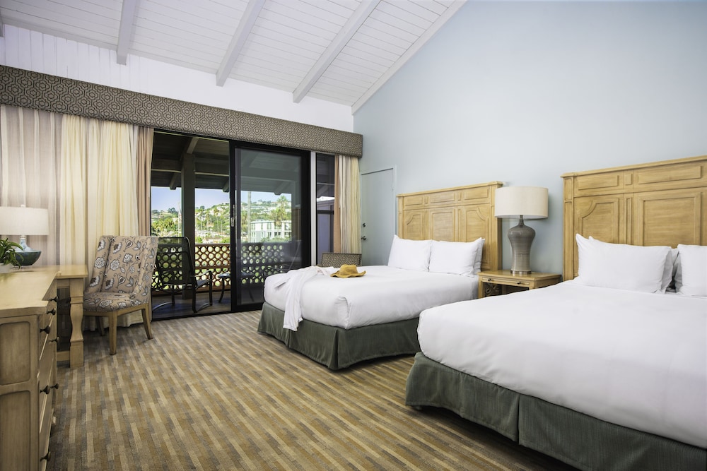 Superior, 2 Queen Beds, Coastline View