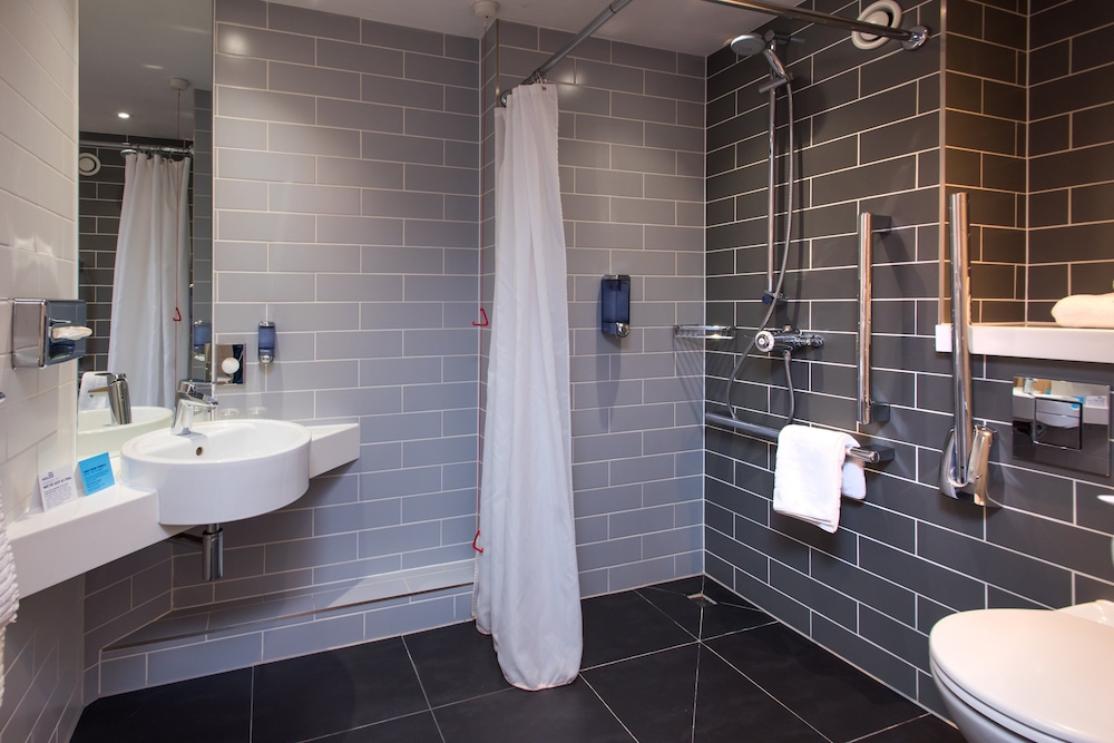 HOLIDAY INN EXPRESS CARDIFF BAY 11/39